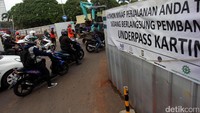 Para pengendara pun harus bersabar akibat kemacetan efek dari pembangunan underpass.