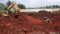 Meski pembebasan lahan belum tuntas 100%, namun pekerjaan konstruksi fisik proyek jalan Tol Cinere - Jagorawi (Cijago) Seksi II atau ruas Bogor Raya (Jalan Raya Bogor) - Kukusan (Kampus Universitas Indonesia/UI) masih terus dikerjakan.