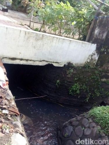 Siswa SMP masuk gorong-gorong saat banjir