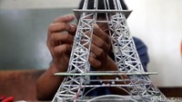 Membuatan miniatur menara yang membutuhkan ketelitian.