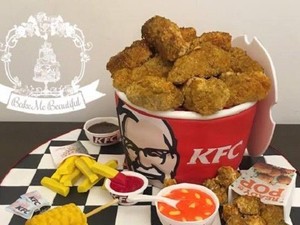 Wanita Ini Bikin KFC Cake Lengkap dengan Ayam dan Kentang Goreng