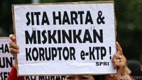 Demonstran membawa atribut aksi seperti poster.