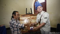Usai memberikan kelas inspriratif, Zainal Beta mendapat kenang-kenangan dari Datsun.