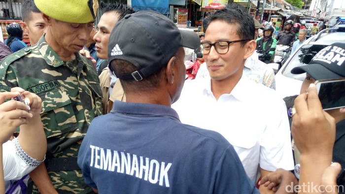 Ketika Sandiaga Disambut Pria Berkaus Teman Ahok