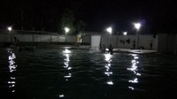 Kulam Ie Suum (kolam air panas) ini terletak di  Desa Ie Suum, Kecamatan Mesjid Raya, Aceh Besar, Aceh. Kolam pemandian ini buka hingga tengah malam, 24 jam penuh. Traveler pun bisa merasakan sensasi berendam malam-malam di kolam ini (Agus Setyadi/detikTravel)