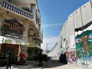 Beda! Hotel Ini Tawarkan Pemandangan Menghadap Tembok Pemisah Israel