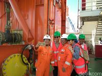 Gaya Jonan Keliling Kapal Pengolahan Gas Raksasa