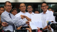 Mereka berdua hanya sebentar di gedung KPK, yakni sekitar 15 menit untuk menyerahkan berkas LHKPN di. Mereka berdua tampak ditemani mantan komisioner KPK Adnan Pandu Praja.