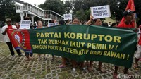 Demonstran membentangkan spanduk tuntutan.
