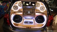 Audio pakai full Venom. Ada 15 monitor ukuran 7 inci. Itu ada di pintu, headrest, audio, minibar, sebutnya.