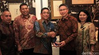 Managing Director PT Andalan Finance Indonesia (AFI) Frans F. Rundengan (kedua kiri) didampingi President Commisioner Sebastianus H. Budi (kiri) dan Finance Director Lianawaty (kedua kanan) berbincang dengan Vice President Panin Bank Rudy S. Sugandhi (ketiga kanan) dan Senior Assistant Vice President Panin Bank Wim T. Tjambolang seusai melakukan penandatanganan MoU fasilitas pendanaan sebesar Rp 200 miliar di Jakarta, Senin (20/3).