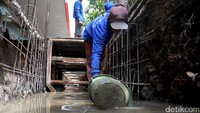 Pengerjaan saluran air itu dilakukan oleh petugas Dinas Sumber Daya Air Provinsi DKI Jakarta.