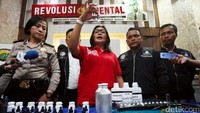 Kasat Narkoba Polres Jaksel Kompol Vivick Tjangkung menunjukkan barang bukti cairan rokok elektronik atau liquid vape yang mengandung zat narkoba jenis ganja di kantornya, Selasa (21/3/2017).