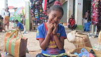 Para pedagang di pasar ini sangat ramah, baik tua maupun muda. Nona ini misalnya, langsung berpose manis begitu saya memintanya tersenyum ke arah kamera (Sastri/detikTravel)