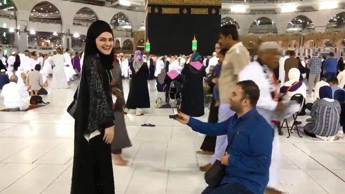 Lamar Kekasih di Depan Kakbah, Pria Turki Dikritik