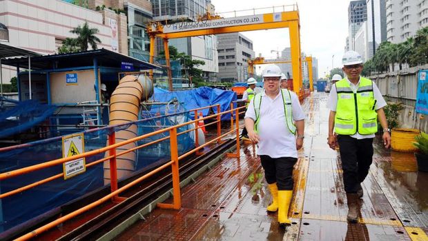 Menteri PPN/Kepala Bappenas Bambang Brodjonegoro saat mengecek MRT