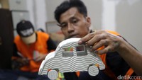 Seorang warga binaan membuat miniatur mobil.