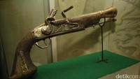 Fort Rotterdam juga menyimpan jati diri khas Makassar di dalamnya. Salah satunya yakni senjata berupa pistol yang ditemukan di Parangtambang, Makassar. Diperkirakan pernah digunakan oleh pasukan perang Sultan Hasanuddin saat berperang melawan Belanda.