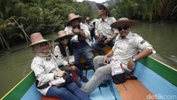 Di perahu mereka langsung berpose di depan kamera.