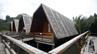 Ditengah perjalanan terdapat restoran dan kamar untuk tamu yang ingin menginap.