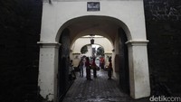 Benteng peninggalan Kerajaan Gowa-Talo ini terletak di sebelah barat Kota Makassar, Sulawesi Selatan.