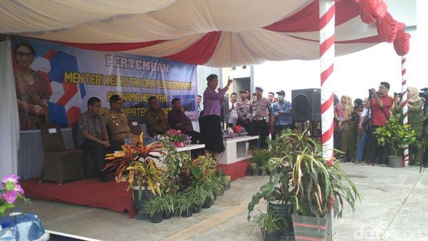 Susi Pantau Kondisi Kolaka dari Udara