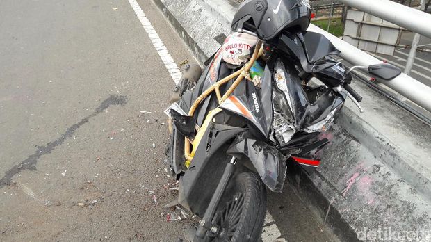 Seruduk Mobil, Pemotor di Flyover TB Simatupang Terluka