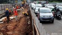 Pembangunan itu membuat penyempitan jalan sehingga tejadi kemacetan.