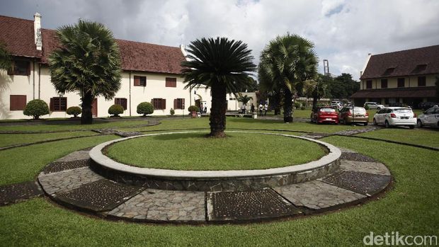Fort Rotterdam dahulu merupakan benteng peninggalan Kerajaan Gowa-Tallo. Bisa dibilang, Benteng Ujung Pandang ini merupakan jati diri kota Makassar.