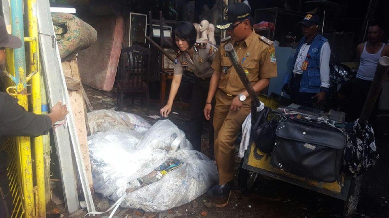 Warga Tangkap Pemulung yang Buang Sampah Kasur di Kali Bekasi Warga Tangkap Pemulung yang Buang Sampah Kasur di Kali Bekasi