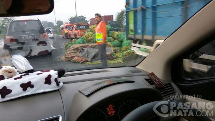 Ada Jagung Berserakan di KM 51, Tol Merak Arah Jakarta Tersendat