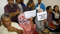Warga Bukit Duri hadir dengan membawa sejumlah poster.