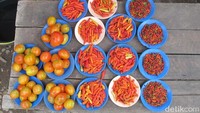 Di bagian kios sayuran yang paling banyak dijual adalah sawi, bayam, kembang kol, dan pepaya muda. Ada pula tomat dan lombok (cabai) yang dijual per piring (Sastri/detikTravel)