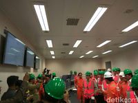 Gaya Jonan Keliling Kapal Pengolahan Gas Raksasa