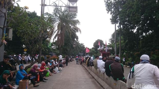 Massa kontra Ahok yang masih bertahan di depan Gedung Kementan