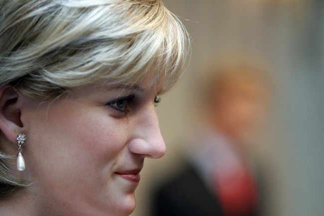 Beberapa waktu lalu dokter bedah plastik Julian De Silva merilis analisanya terhadap para wanita anggota kerajaan. Berdasarkan golden ratio yang sering dipakai menilai kecantikan atau ketampanan seseorang, Putri Diana menempati urutan pertama sebagai putri kerajaan paling cantik.  Foto: Getty Images