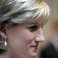 Beberapa waktu lalu dokter bedah plastik Julian De Silva merilis analisanya terhadap para wanita anggota kerajaan. Berdasarkan golden ratio yang sering dipakai menilai kecantikan atau ketampanan seseorang, Putri Diana menempati urutan pertama sebagai putri kerajaan paling cantik.  Foto: Getty Images