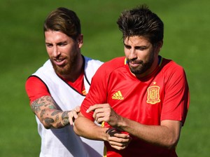 Ramos dan Pique Kini Bisa Nge-Tweet dengan Seragam yang Sama