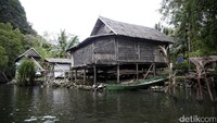 Melanjutkan perjalanan menyusuri sungai, para risers sempat melihat beberapa rumah tradisional warga setempat.