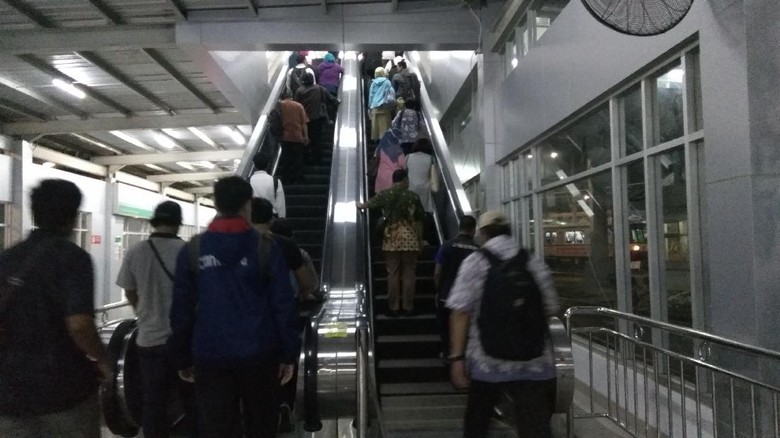 Begini Kerennya JPO di Stasiun Tanah Abang Begini Kerennya JPO di Stasiun Tanah Abang