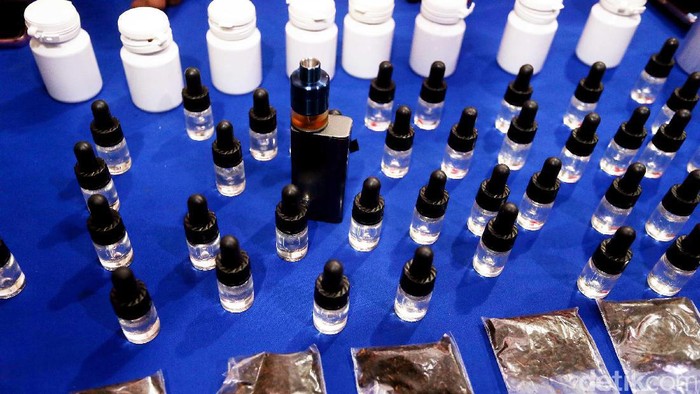 Polres Jakarta Selatan berhasil mengungkap peredaran cairan rokok elektronik atau liquid vape yang mengandung zat narkoba jenis ganja. Dalam pengungkapan itu, polisi menyita beberapa botol liquid.
