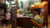 Berbagai macam buah-buahan dipamerkan.
