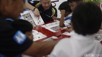 Direktur PT Astra Graphia Tbk, Arifin Pranoto memberikan penjelasan kepada siswa-siswi TK tentang cara menjawab soal-soal di WorkBook. 