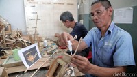 Seorang warga binaan tengah menyelesaikan pembuatan miniatur pedati.