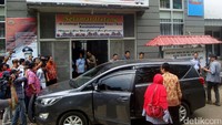 Mobil yang membawa pengusaha perdagangan sepeda motor berinisial R itu tiba di LP Batu, Nusakambangan, Cilacap, Jawa Tengah.