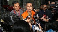 Handang Soekarno memberikan keterangan sebelum meninggalkan gedung KPK.