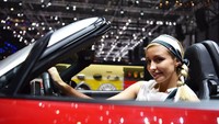 Model berpose dengan sebuah mobil di Geneva Motor Show. Foto: Geneva International Motor Show