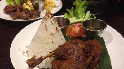 Nyam! Menyantap Bebek Goreng Renyah hingga Steak Wagyu Bersaus Jamur