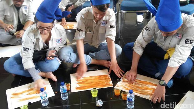  Risers Datsun Ikuti Kelas Inspirasi Bersama Maestro Pelukis Tanah Liat di Benteng Rotterdam Makassar