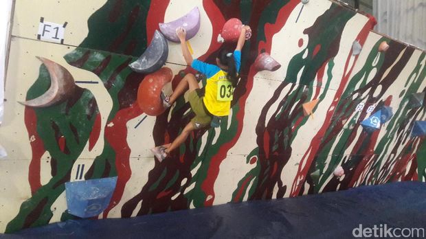 Ratusan Peserta Ikut Lomba Panjat Tebing Kopassus